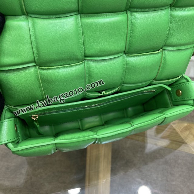 Bottega veneta高端女包 寶緹嘉編織小牛皮肩背包 BV經典款Cassette枕頭包  gxz1155